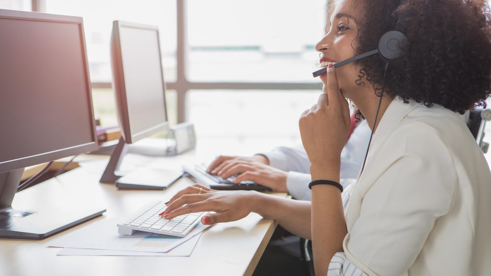A female call center is talking to a customer. experiência-do-cliente-cx