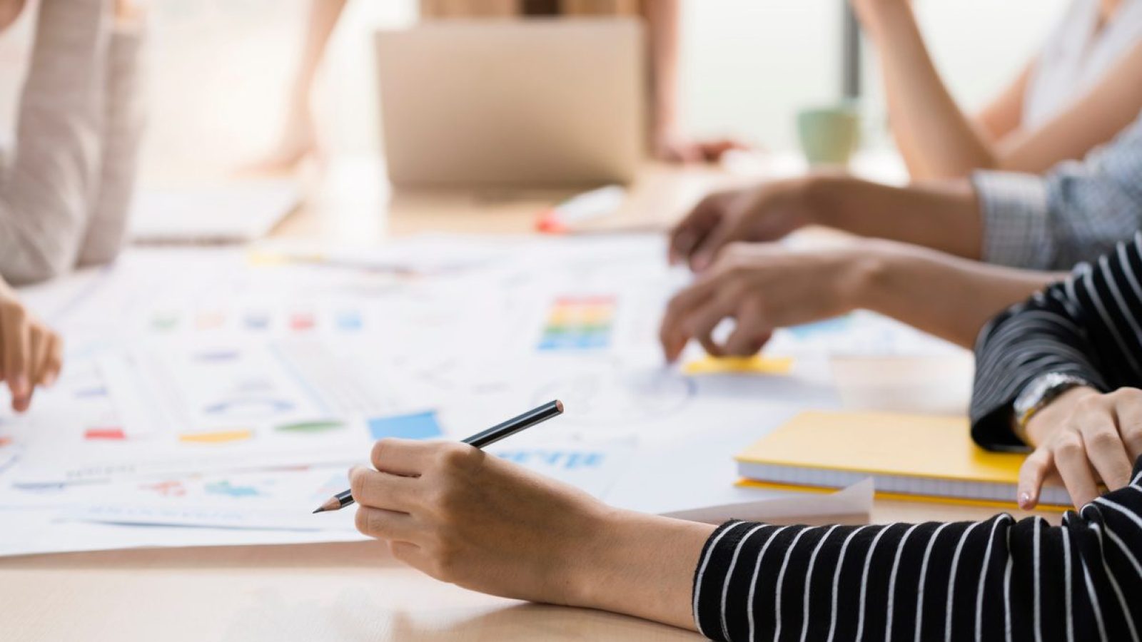 topview of creative agency business brain storm meeting presenta Foto: Whyframeshot / Adobe Stock