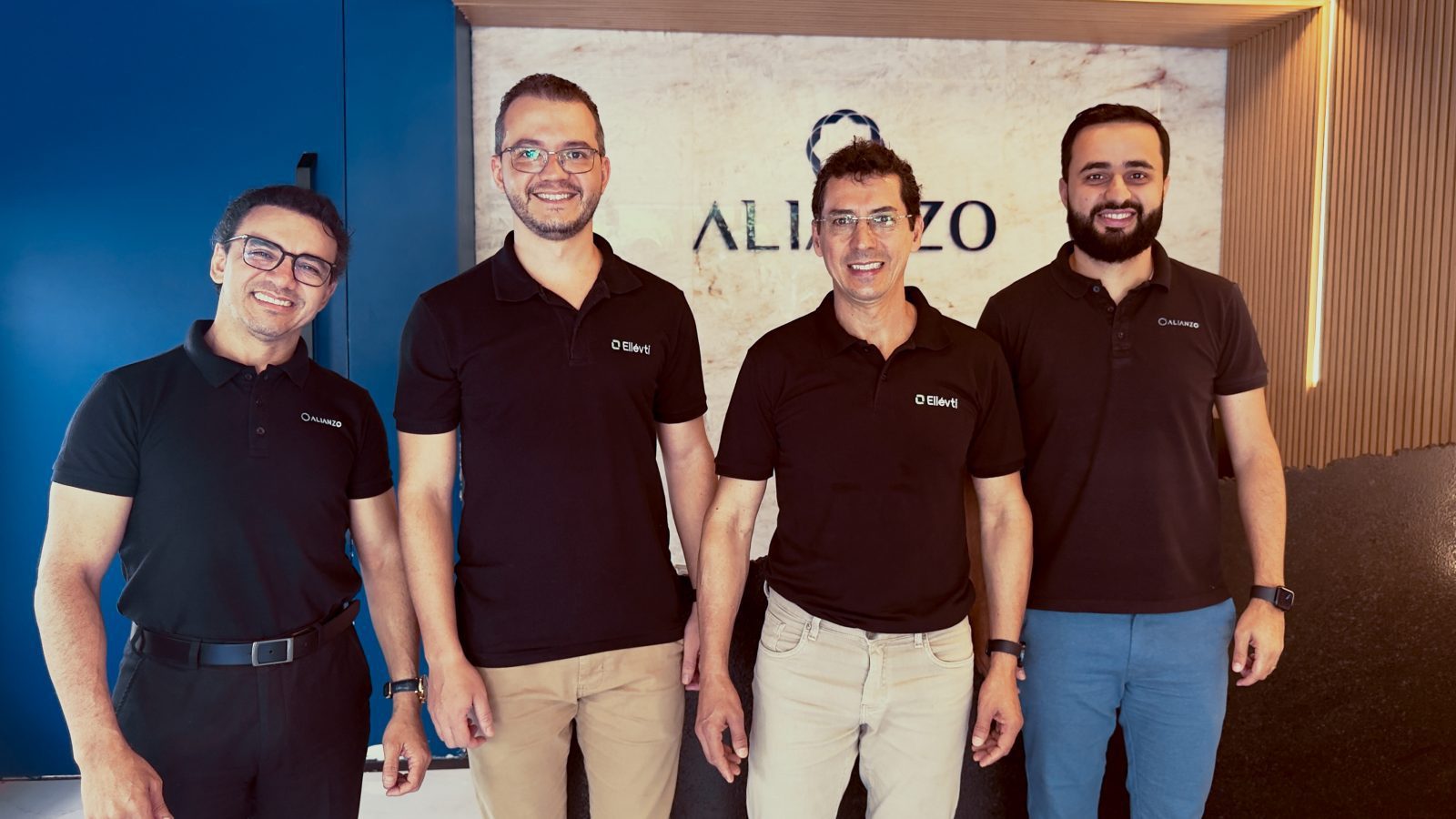 Da esquerda para a direita: Fábio Almeida (sócio fundador Alianzo); Edilson Júnior (sócio fundador Alianzo); Camilo Cotrim (CEO Ellévti); Thiago Ferreira (CTO Ellévti)
