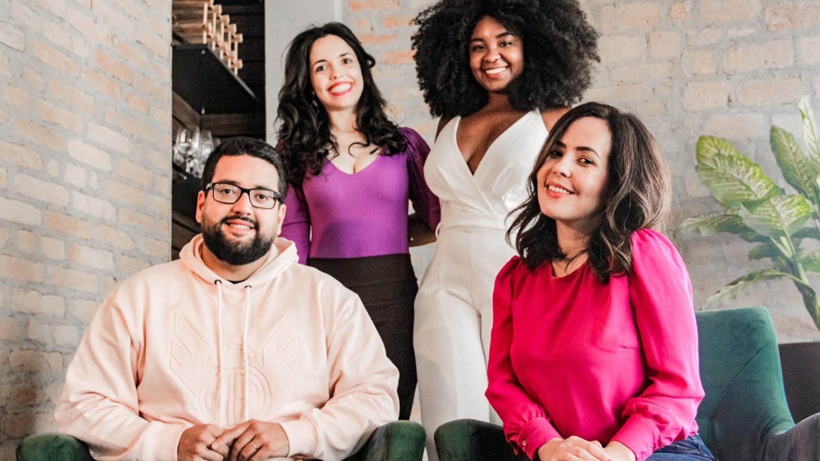 Beatriz Bevilaqua, Andreza Maia, Marcelo Gripa e Angelica Mari, fundadores do Futuros Próximos. Crédito da imagem Lohanna Nascimento Beatriz Bevilaqua, Andreza Maia, Marcelo Gripa e Angelica Mari, fundadores do Futuros Próximos. Foto: Lohanna Nascimento.