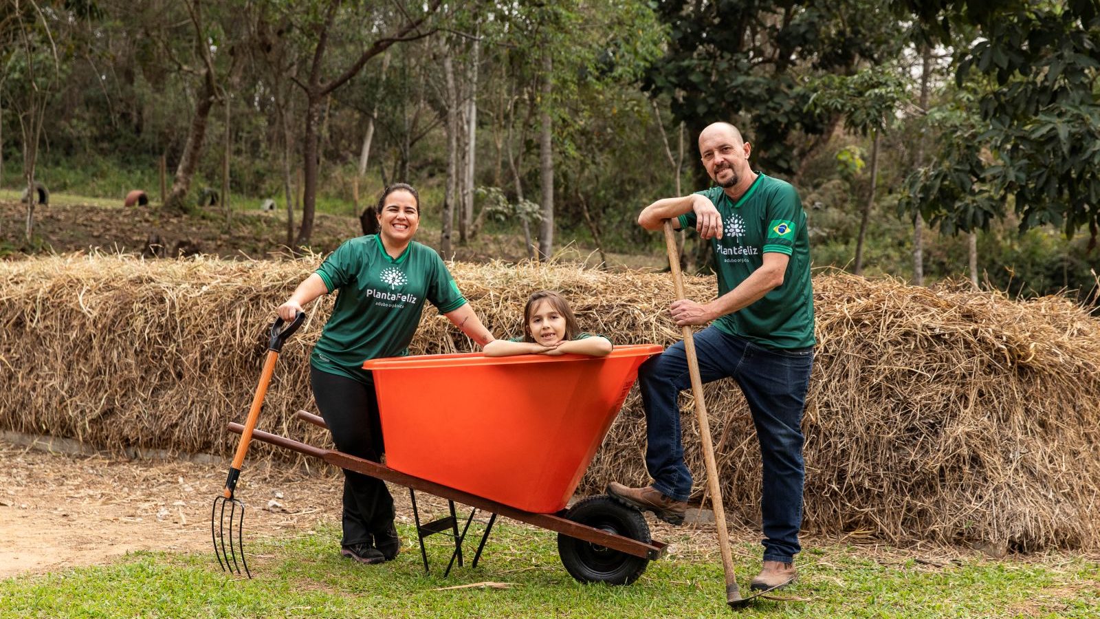 Cópia de PlantaFeliz_©MarinaGoulart-91-família com a Tina no carrinho – Planta Feliz Adubo Foto: divulgação.
