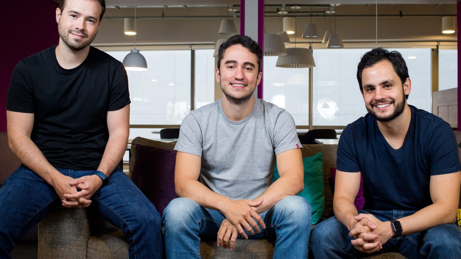 Retrato do CEO; Rafael Cló; do CMO; Bernardo Ribeiro e do COO; Renato Farias. Foto: Tiago Queiroz/divulgação.