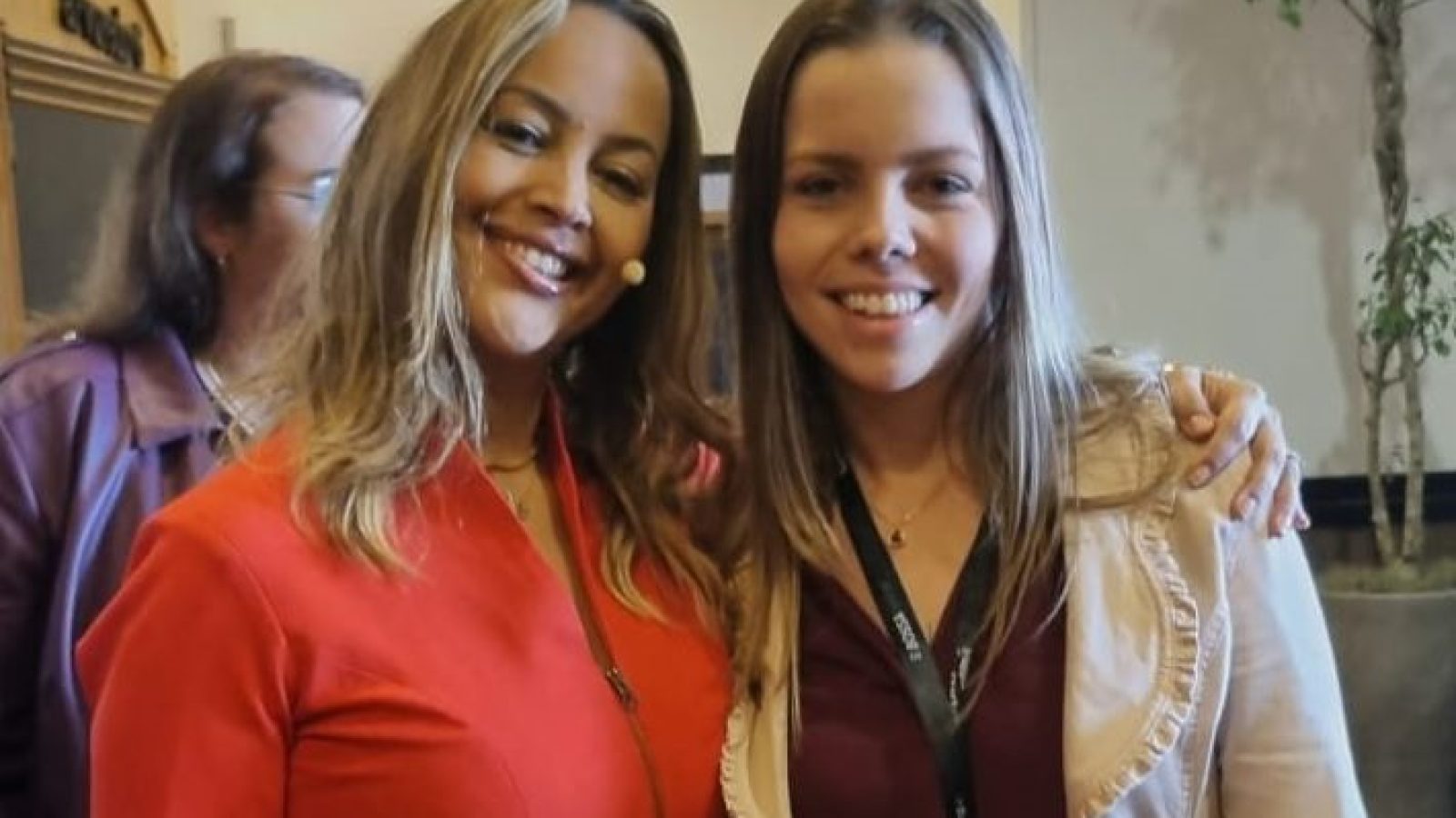 Camila Farani e Ana Paula Dahlke, durante o Startup Summit 2022.