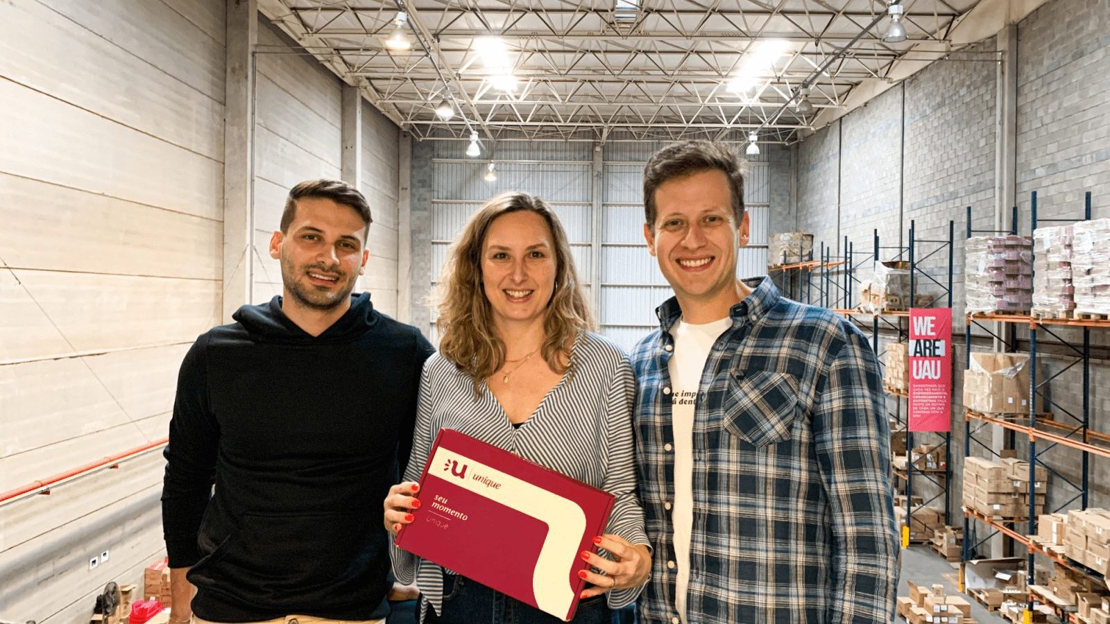 Thiago Brunhole (fundador e diretor de operações), Larissa Almeida (COO) e Guilherme Brunhole (CEO e fundador). Crédito Taynah Ferreira_Divulgação (1) uaubox-beauty