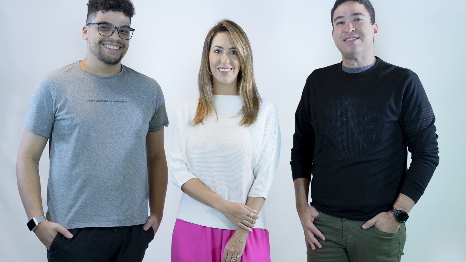 Ao centro a CEO da CalcLab, Karla Lacerda, à esquerda o CTO, Anderson Ribeiro e à direita o COO, Gabriele Borges. Foto: Natália Jaguaribe.