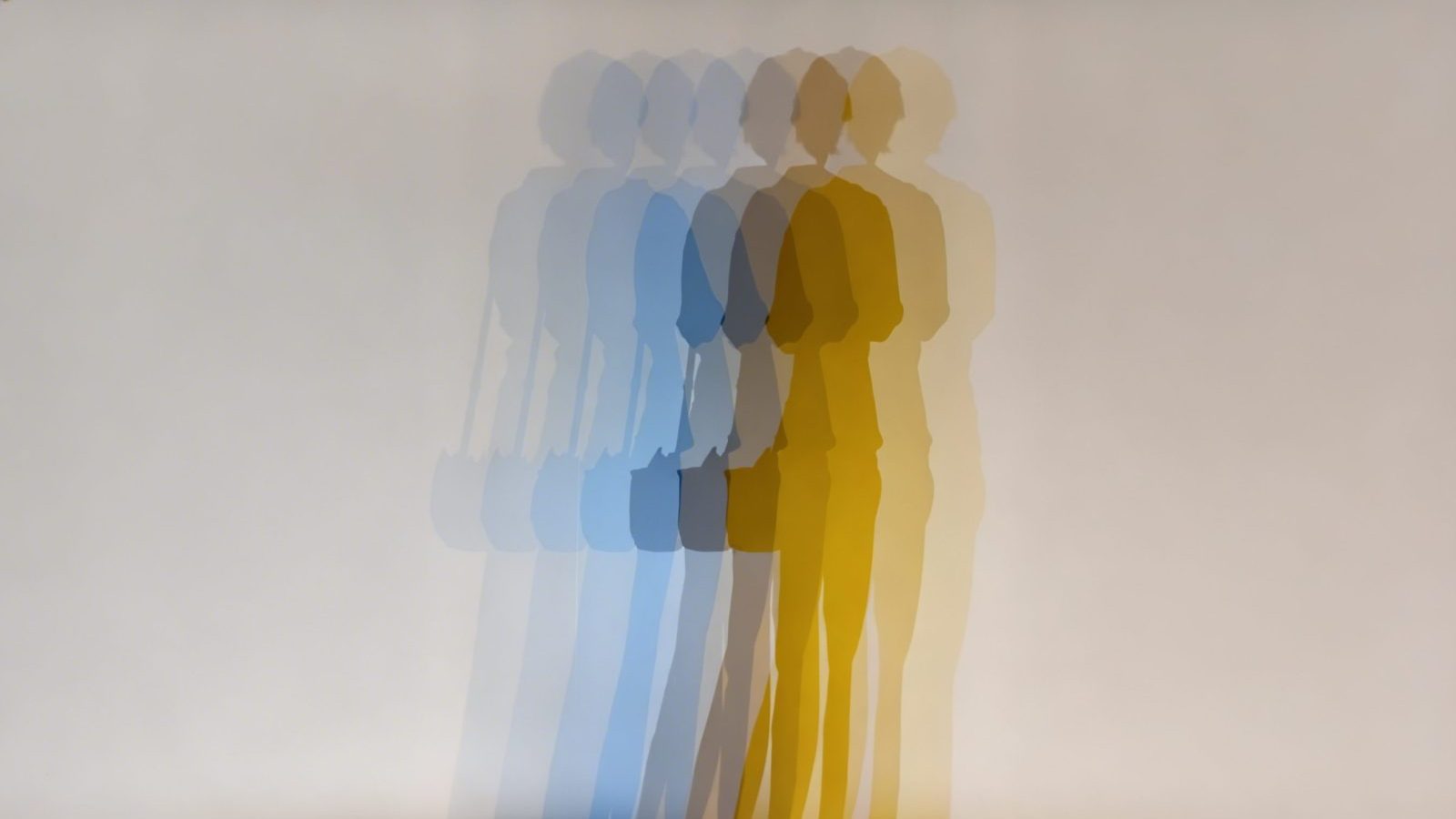 Crédito da imagem: acervo pessoal (autorretrato em instalação imersiva de Olafur Eliasson, Jakarta, 2026).