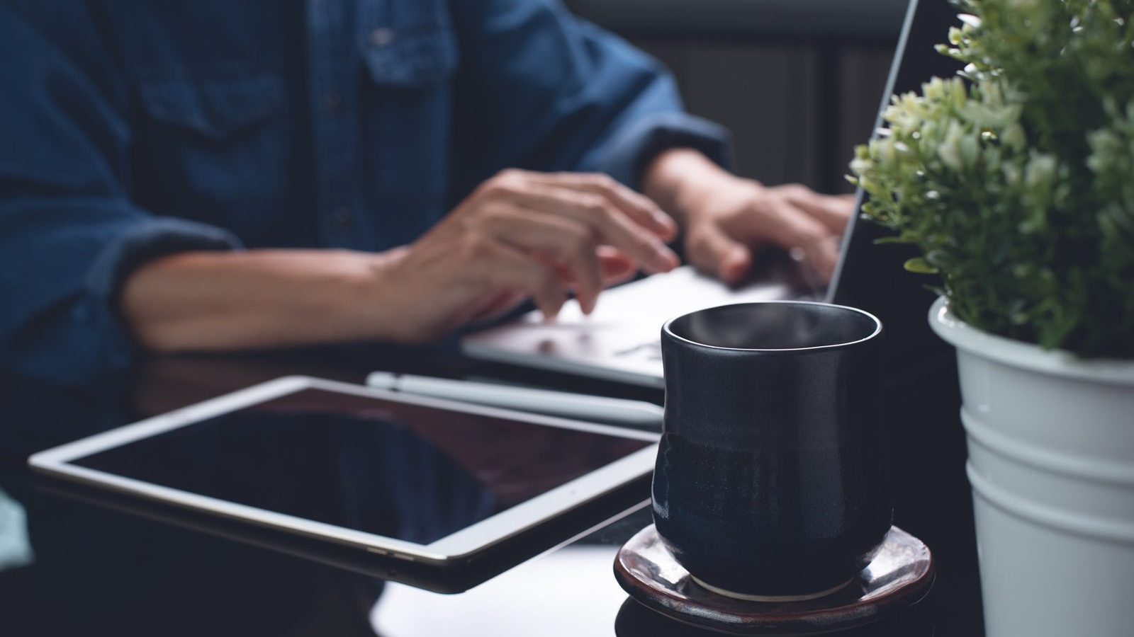 Man online working on laptop computer overtime at night at home office Foto: tippapatt/AdobeStock