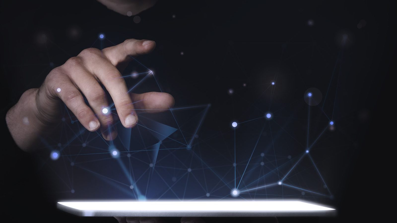 Man using digital tablet psd mockup smart technology Foto: Divulgação