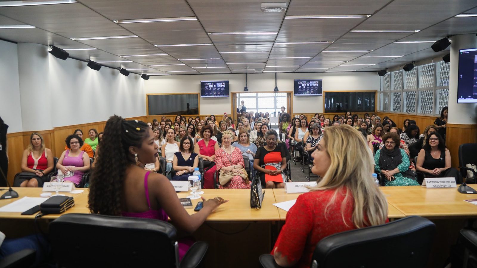 CONFEM – ELAS NA INDÚSTRIA; FORMATURA. Foto: divulgação.